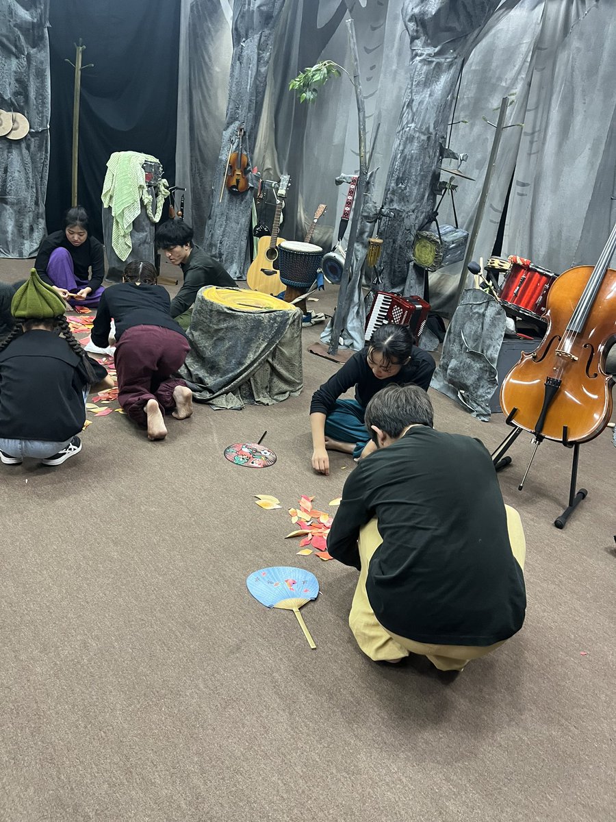 midori0508's tweet photo. 劇団ぱれっと秋の公演🍂

今日は家族で観劇させて頂きました。劇場に一歩踏み入れたら、そこは林の中🌳
娘はさっそく生き物たちの足跡を見つけ、不思議なお芝居の世界へ。宮沢賢治の３つのお話。この情報化社会、何が大切か心で感じ大切にしていきたいと思いました。

#劇団ぱれっと
#あかいしゃっぽ https://t.co/FuG7XaSn1w