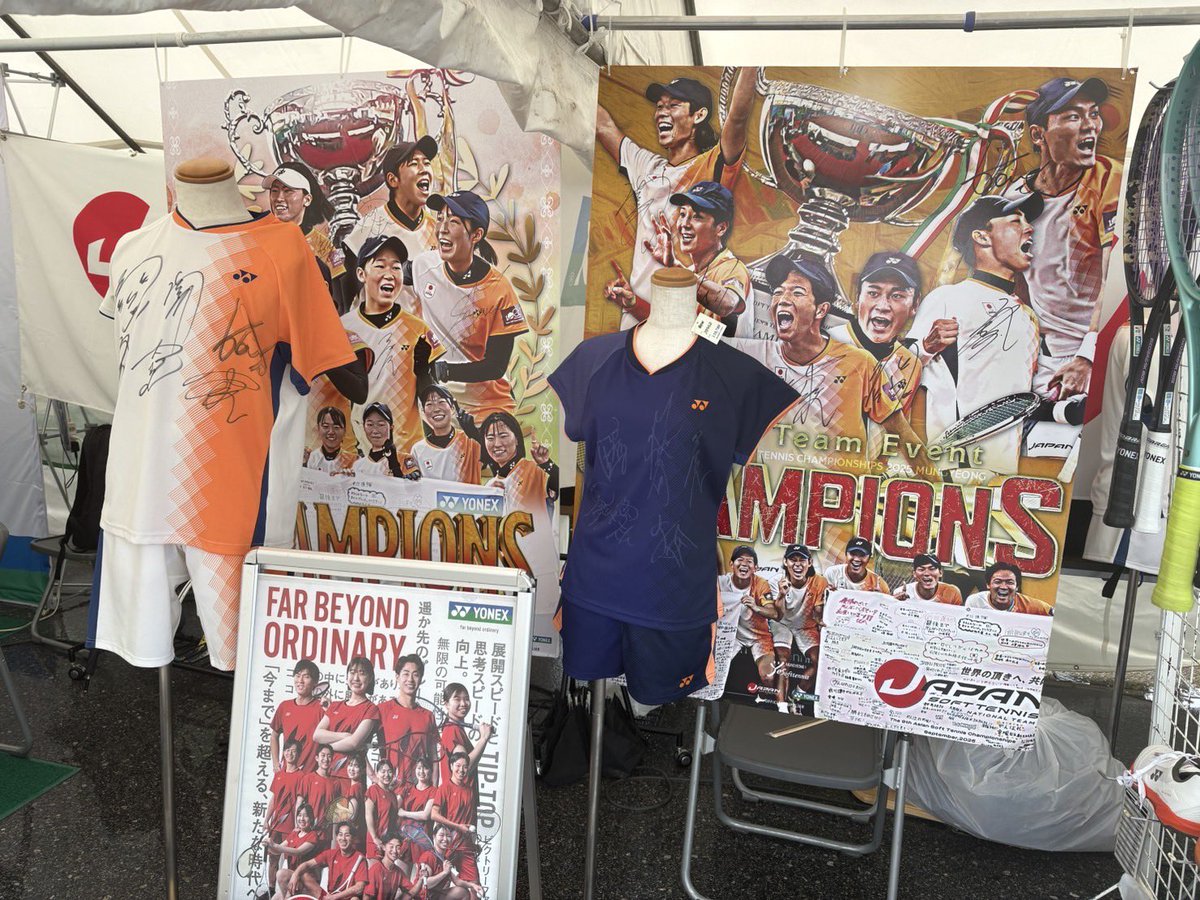 STRINGING_YONEX's tweet photo. 滋賀県長浜市長浜市民庭球場にて国民スポーツ大会が開催中!
ヨネックスブースにてストリンギングサービス実施中です❣️
そしてアジア選手権で大活躍した日本代表選手のサイン入りユニフォームも展示しています💛
ぜひブースへお越しください🤗
#ソフトテニス
#YONEXSTRINGINGTEAM https://t.co/mHtTCym0Nr