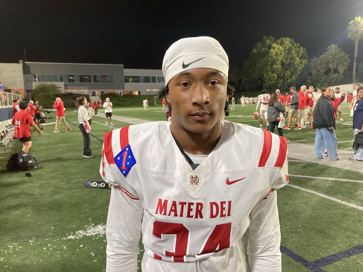 Meet Mater Dei freshman RB Asir Nembhard, who on his 1st varsity carry scored on a 28yd TD run early in 4th quarter 

Nembhard was surprised to get the call+nervous but made the most of the opportunity, he’s been playing JV and varsity

“It didn’t even feel real when I scored”
