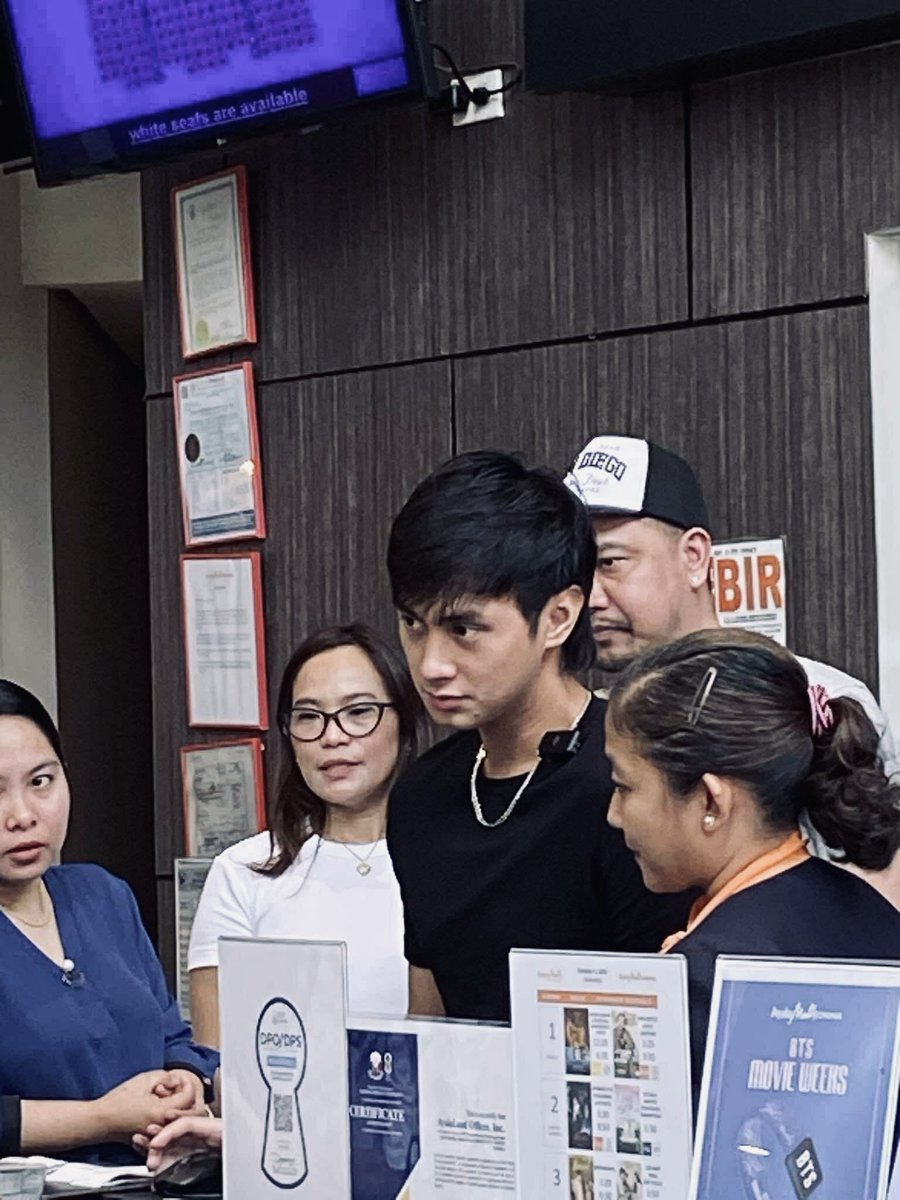 Imagine matitigan ng ganyan? Prayer reveal Fyangieee! 

Also, hi to very hardworking sir JD

JMIBARRA MOVIE DEBUT
#ChildNo82PremiereNight