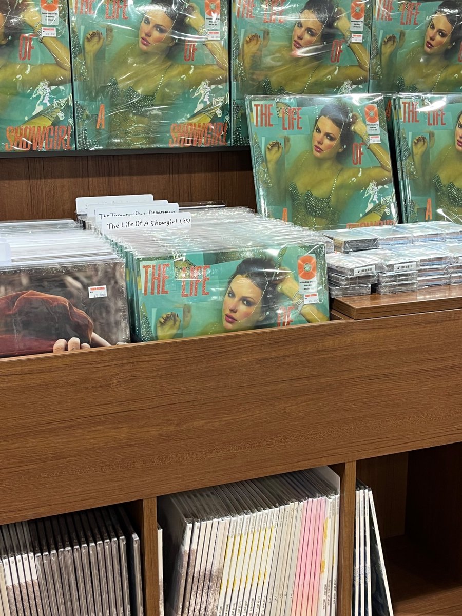 Grape_swift13's tweet image. タワレコ渋谷店がShowgirl仕様に✨❤️🔥店内ずっとテイラーがかかっててテンション上がる🎶曲ごとのfbが飾ってあったのも、飾り付けのオレンジの紙がちゃんとキラキラしてたのも可愛かった💖
#TSTheLifeOfAShowgril
@TSwiftNewsJP