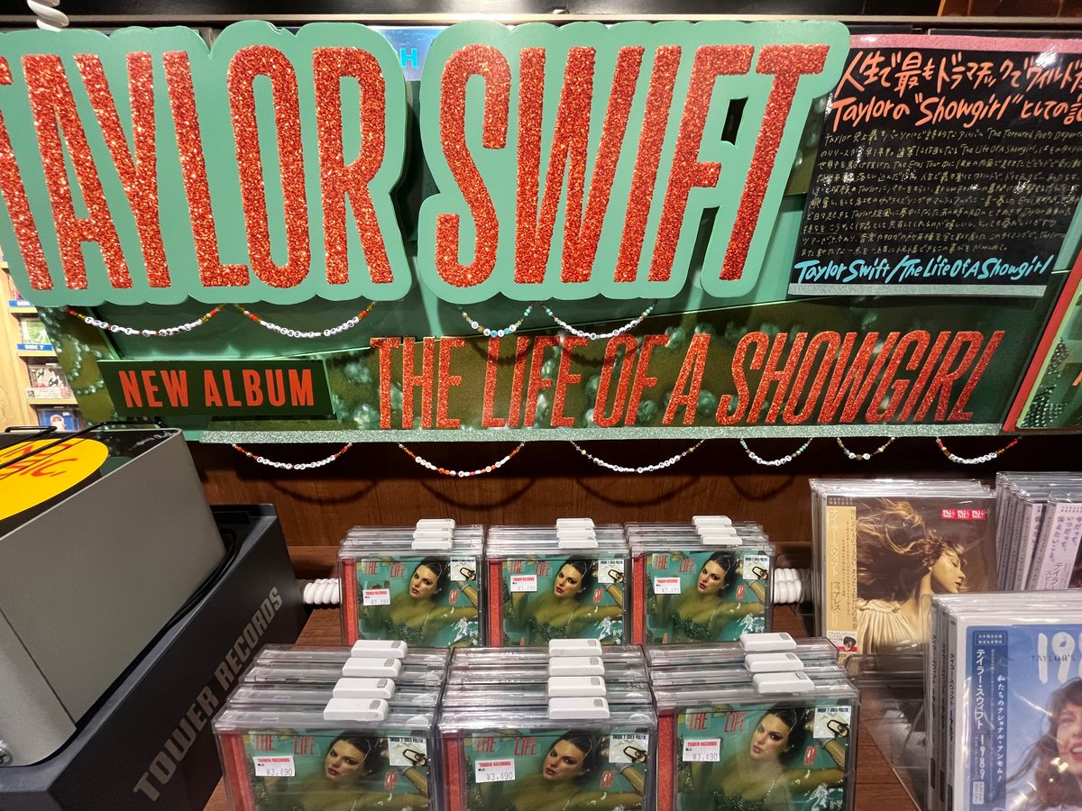 Grape_swift13's tweet image. タワレコ渋谷店がShowgirl仕様に✨❤️🔥店内ずっとテイラーがかかっててテンション上がる🎶曲ごとのfbが飾ってあったのも、飾り付けのオレンジの紙がちゃんとキラキラしてたのも可愛かった💖
#TSTheLifeOfAShowgril
@TSwiftNewsJP