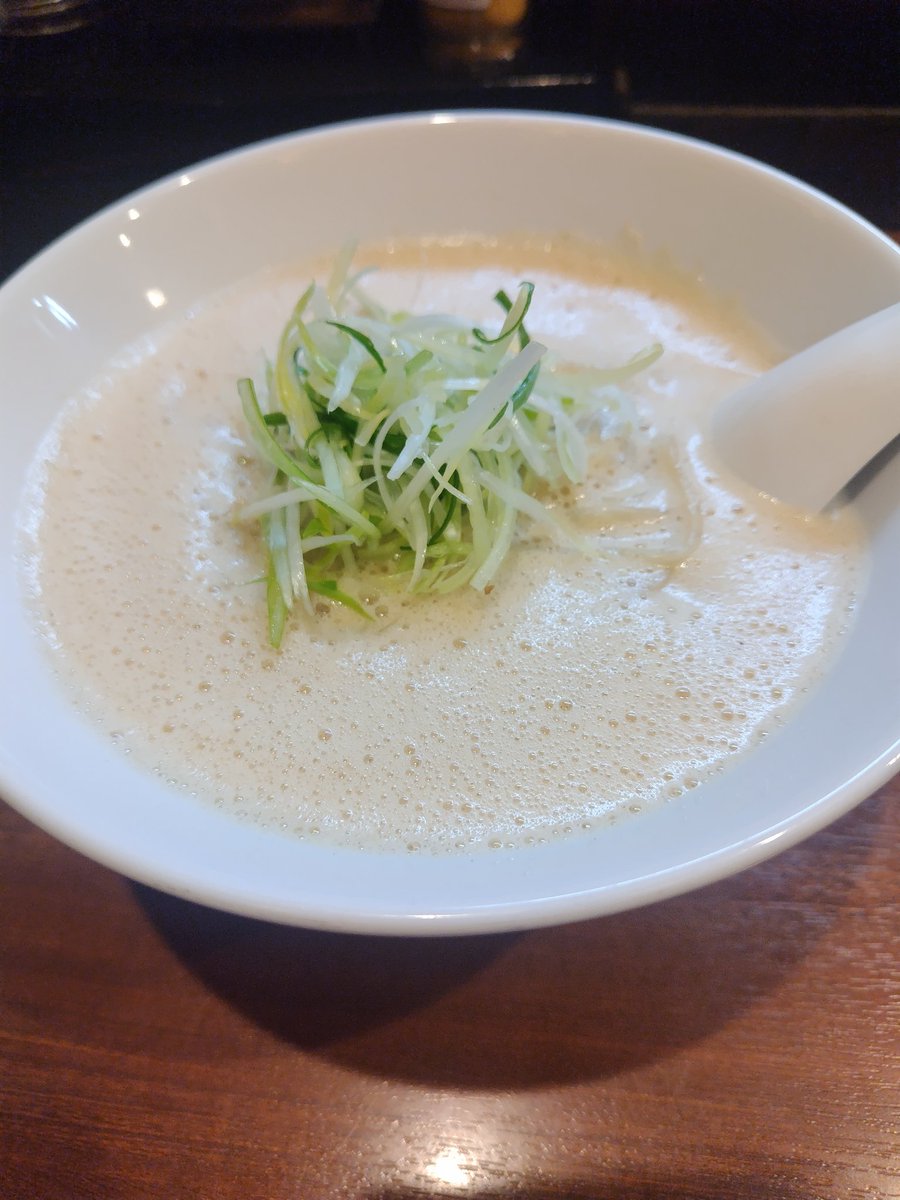 hiro_ko_driver2's tweet image. いつ行っても行列の8年連続食べログ百名店選出のお店に行ってきました🍜
値上がりしても690円という安さ💰️
数ある泡系ラーメンの中でも間違いなくトップレベルのお店でした！