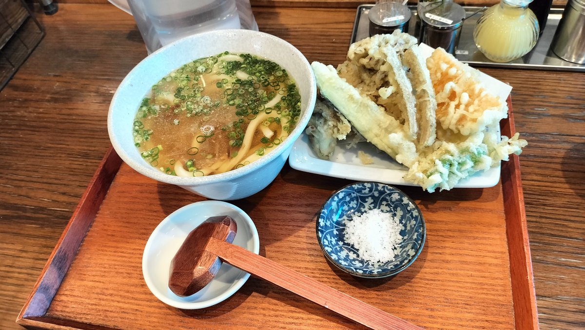 minamigolf's tweet photo. 秋野菜天うどん、頂きました☺️
#僕とうどんとカツオだし https://t.co/LctsH2gvQa