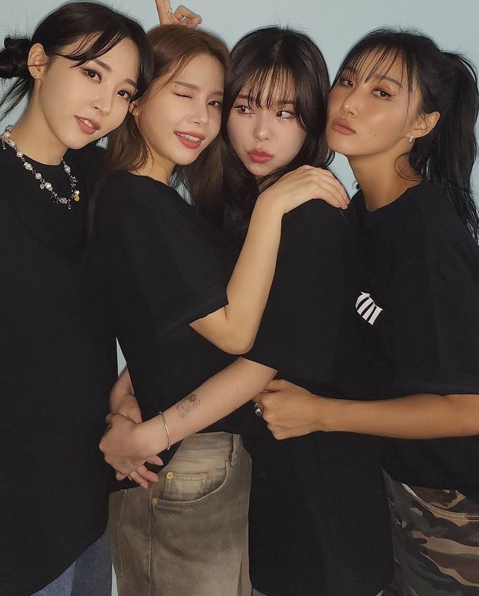 1004라 에인절 사진 찾다가
단체사진은 (거의)항상 별용휜혲 순으로 서있어서
둘이 매번 꼭 안고 있는 점이 kiyo...
유독 붙어있는 사진 첨부합니다🥰