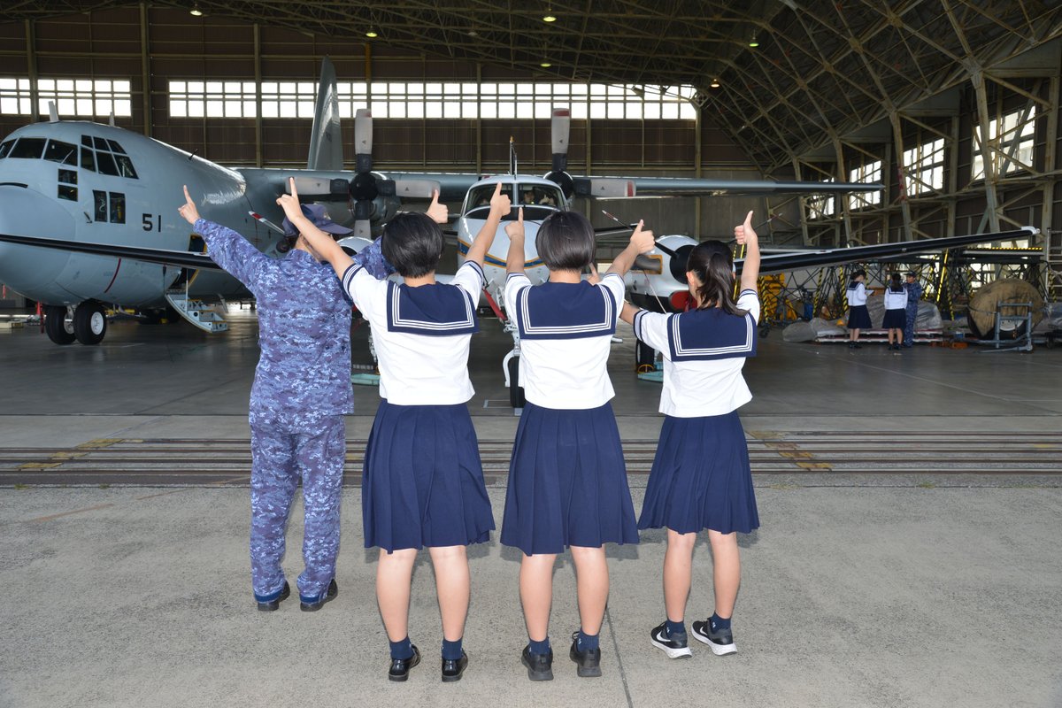 jmsdf_4aw's tweet image. 【中学生✈列線作業体験】
相模原女子大学中等部の学生が #総合的な学習の時間 で厚木基地を訪れました。航空機の機内見学や海上自衛隊の航空機整備員の仕事の一つである、列線作業を体験してもらいました✨

#海上自衛隊 #ＪＭＳＤＦ #厚木基地 #ＬＣ９０ #Ｃ１３０ #職場体験