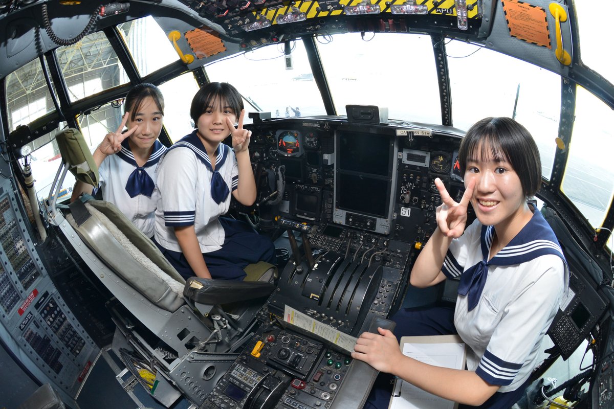 jmsdf_4aw's tweet image. 【中学生✈列線作業体験】
相模原女子大学中等部の学生が #総合的な学習の時間 で厚木基地を訪れました。航空機の機内見学や海上自衛隊の航空機整備員の仕事の一つである、列線作業を体験してもらいました✨

#海上自衛隊 #ＪＭＳＤＦ #厚木基地 #ＬＣ９０ #Ｃ１３０ #職場体験