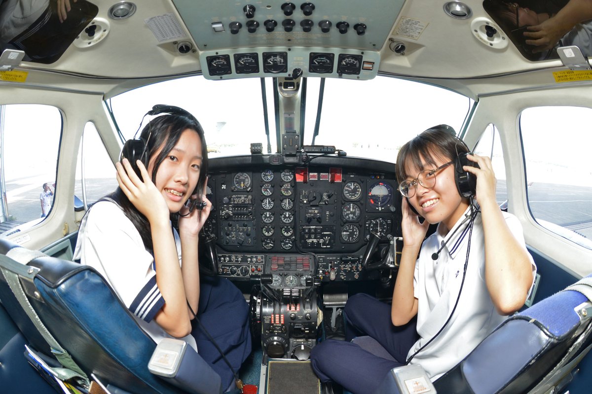 jmsdf_4aw's tweet image. 【中学生✈列線作業体験】
相模原女子大学中等部の学生が #総合的な学習の時間 で厚木基地を訪れました。航空機の機内見学や海上自衛隊の航空機整備員の仕事の一つである、列線作業を体験してもらいました✨

#海上自衛隊 #ＪＭＳＤＦ #厚木基地 #ＬＣ９０ #Ｃ１３０ #職場体験