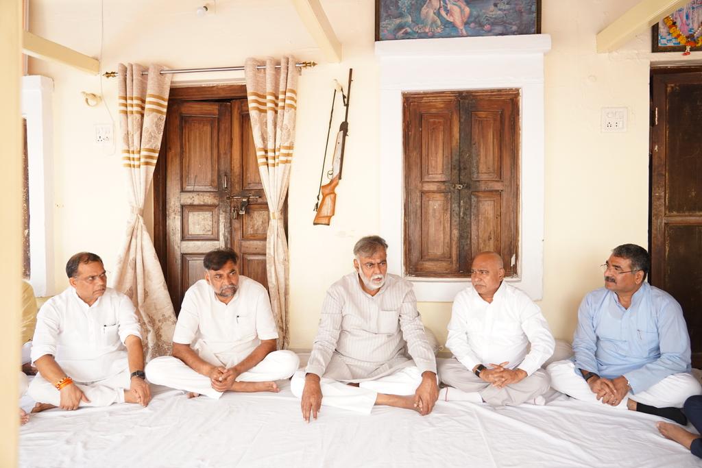 HitanandSharma's tweet image. वरिष्ठ भाजपा नेता, मध्य प्रदेश सरकार में कैबिनेट मंत्री श्री @prahladspatel जी की पूज्यनीय माताजी श्रीमती यशोदा पटेल जी के देवलोकगमन उपरांत आज प्रदेश अध्यक्ष श्री @Hkhandelwal1964 जी की के साथ गोटेगांव स्थित निवास पहुँचकर श्रद्धांजलि अर्पित की एवं शोकाकुल परिवारजनों के प्रति शोक…