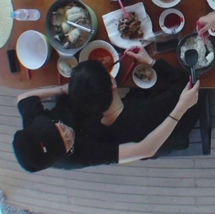 jiyoonrl's tweet image. They can&apos;t eat far away from each other