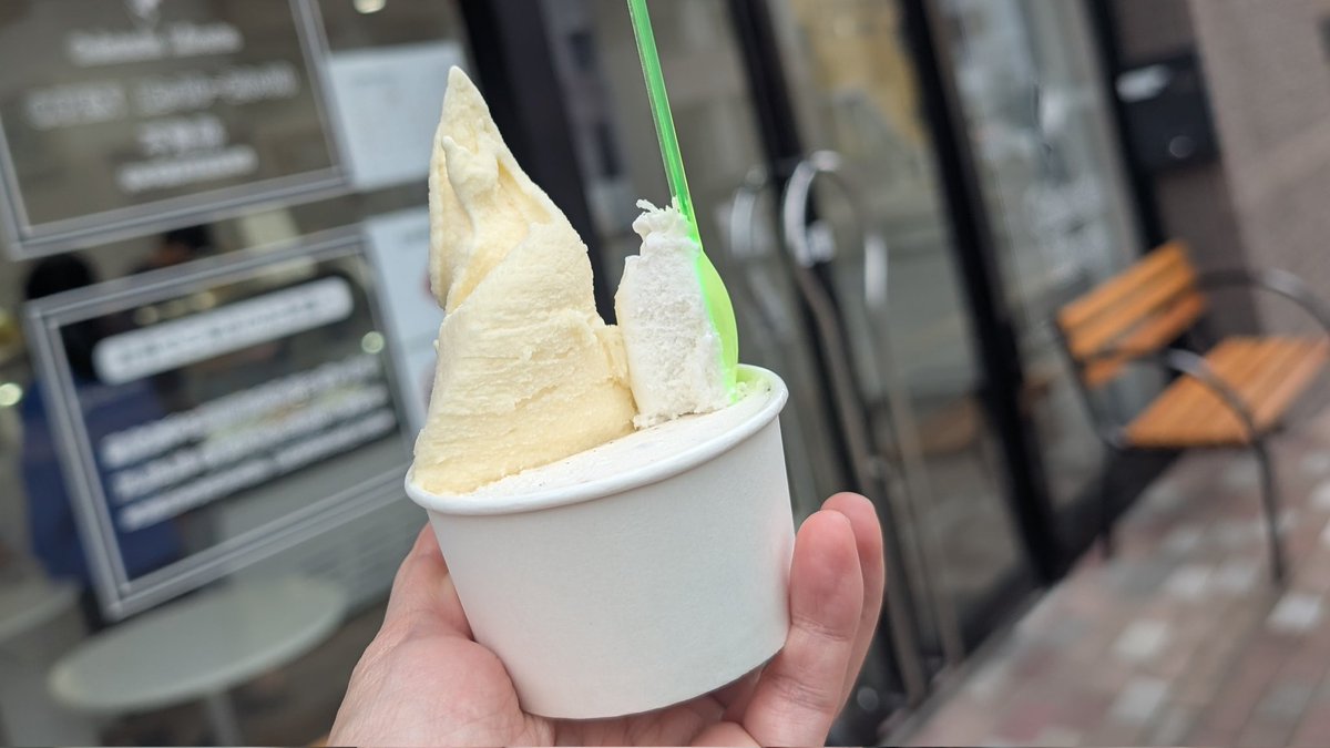 宮城ナンバーワンで美味いジェラートやさん「ジェラテリア リベルタ」さん
食べた時の舌触りのふんわり感、味ともに最高。
イタリアで本番のジェラート食べた友達も美味さにビビって「イタリア超えたわ‥」と大絶賛だった👀
今日は、夏みかんとチョコチップにしてみた。うまー