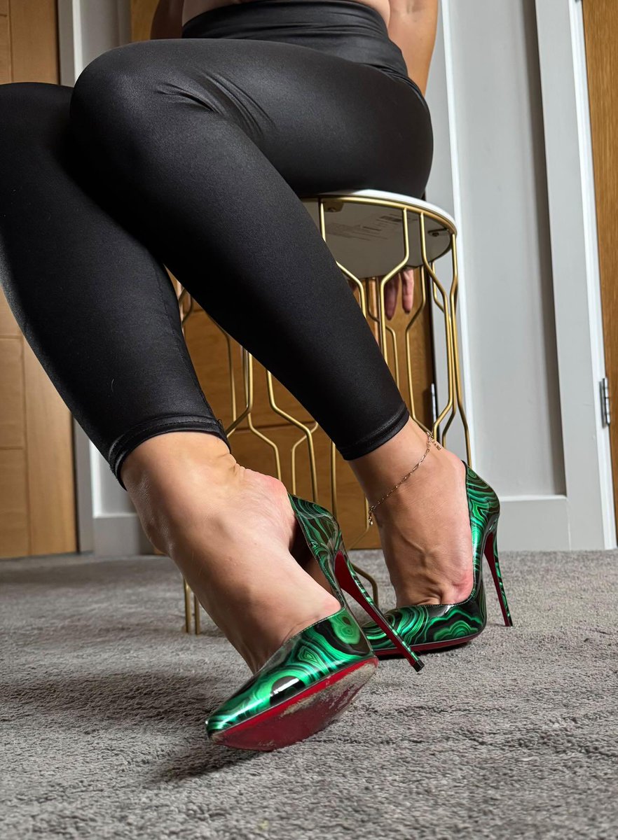 toecleavage3's tweet photo. There is a high possibility that my feed will be dominated by @RedSoleCEO she is on another level. And she had the best collection of #sokate120 heels.

#toecleavage #theartoftoecleavage #toecleavagequeen #toecleavagecloseup #redsoleceo #archcleavage https://t.co/hMYBEOqQ08