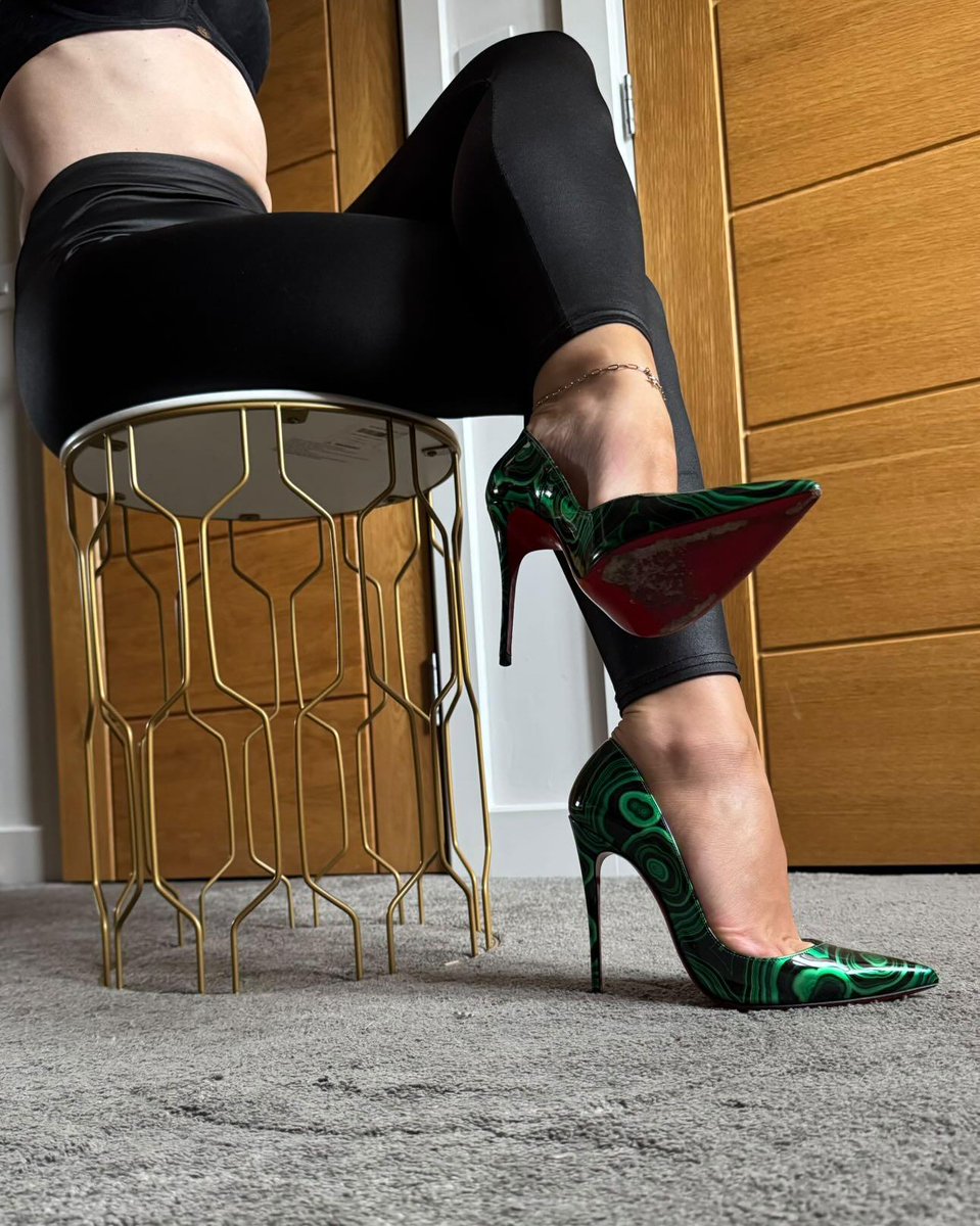 toecleavage3's tweet photo. There is a high possibility that my feed will be dominated by @RedSoleCEO she is on another level. And she had the best collection of #sokate120 heels.

#toecleavage #theartoftoecleavage #toecleavagequeen #toecleavagecloseup #redsoleceo #archcleavage https://t.co/hMYBEOqQ08