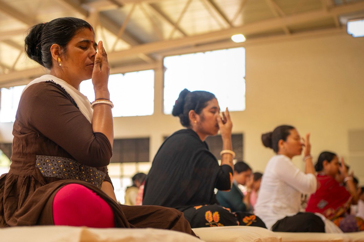abi_tweeting's tweet image. Recently they offered #InnerEngineering, Sadhguru’s flagship program to 170+ Bengalis who are working as Sevadars (taking care of cleanliness and hygiene of the center)!
At the end of the 7 day program, they expressed immense gratitude for receiving such a powerful yoga Sadhana…