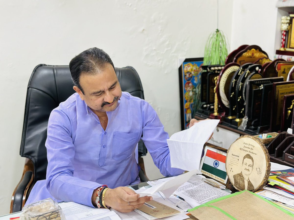जनता दर्शन कार्यक्रम में विभिन्न ग्रामसभाओं से पधारे देवतुल्य क्षेत्रवासियों ने अपनी निजी एवं सामाजिक समस्याओं से अवगत कराया।
जनहित को सर्वोपरि मानते हुए समस्याओं का गंभीरता से निराकरण सुनिश्चित करने हेतु संबंधित अधिकारियों को आवश्यक दिशा-निर्देश दिए।

#MLA_Rampur_Maniharan