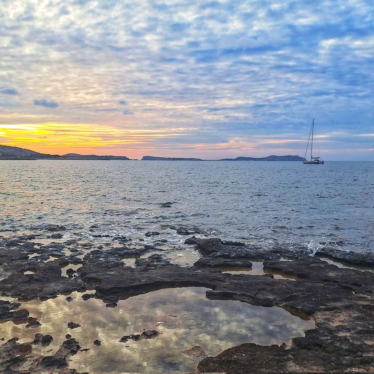MonEivissa's tweet photo. Sempre es troben racons que et sorprenen, com aquest de Ses Fontanelles, per la seua bellesa, pel que et trobes, de vegades, de forma inesperada... Són llocs perfectes on trobar inspiració a nous projectes
#racódesesfontanelles #bellesa #màgia #viscalabadia #caladebou #racons https://t.co/c0wXrvbQGL
