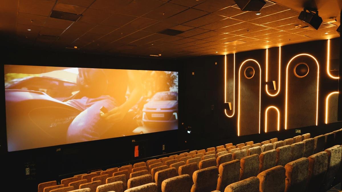 LifestyleWithTH's tweet photo. How Miraj Cinemas reinvented Aakash Cinema, a 1989-dated single screen theatre, as an Art Deco-inspired multiplex

@AmarjotKaur4 ✍️
https://t.co/7AxQ5oTgvE https://t.co/xayqyUd0sz