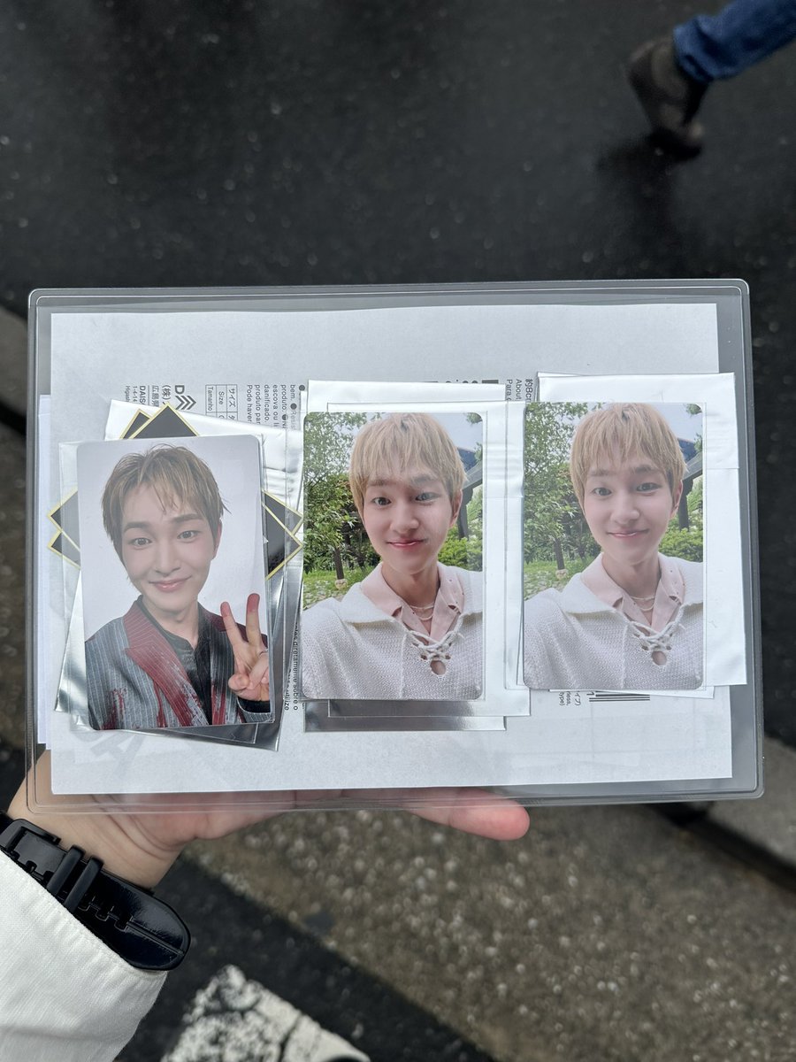 tmk_sw's tweet photo. 2025 ONEW WORLD TOUR [ONEW THE LIVE : PERCENT (%)] IN JAPAN

オニュ　グッズ購入　特典ランダムフォトカード  トレカ

譲：青い丸
求：赤い丸

10/4,5に会場にて交換可能な方いらっしゃいましたらよろしくお願いいたします。 https://t.co/jQTCjSiS5R