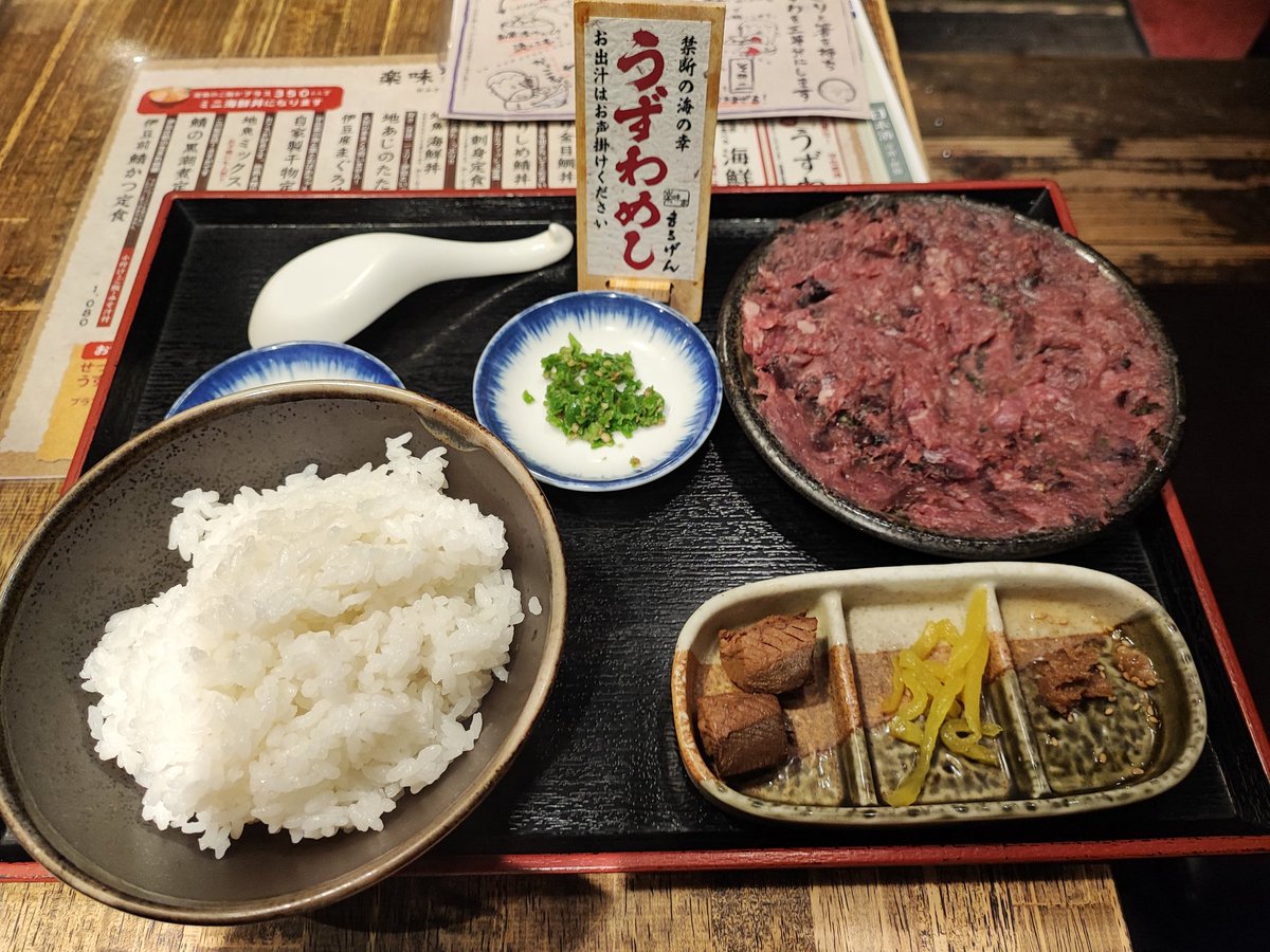 sironeco7's tweet photo. 伊豆なぅ。メジカ（ソウダガツオ）の新子が食べたいが、高知に行けないので、伊東でも食べるそうなので行ってきた。こつらではうずわと呼ぶらしいです。（ただし新子ではない）。足を伸ばして館物博のこねに行ってきた。ねこはおとなしい子が多かった。 https://t.co/rqzMXlpboc