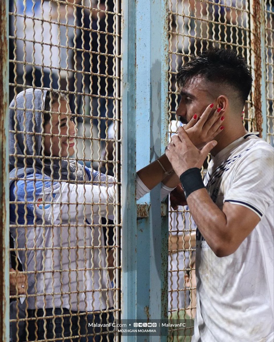 Nedakhodayari1's tweet image. یکم عشق ببینیم.
تصاویری زیبا از شادی مشترک اهورا صفارزاده و همسرش که باشگاه ملوان پس از گلزنی او در بازی روز گذشته ملوان- خیبر منتشر کرد