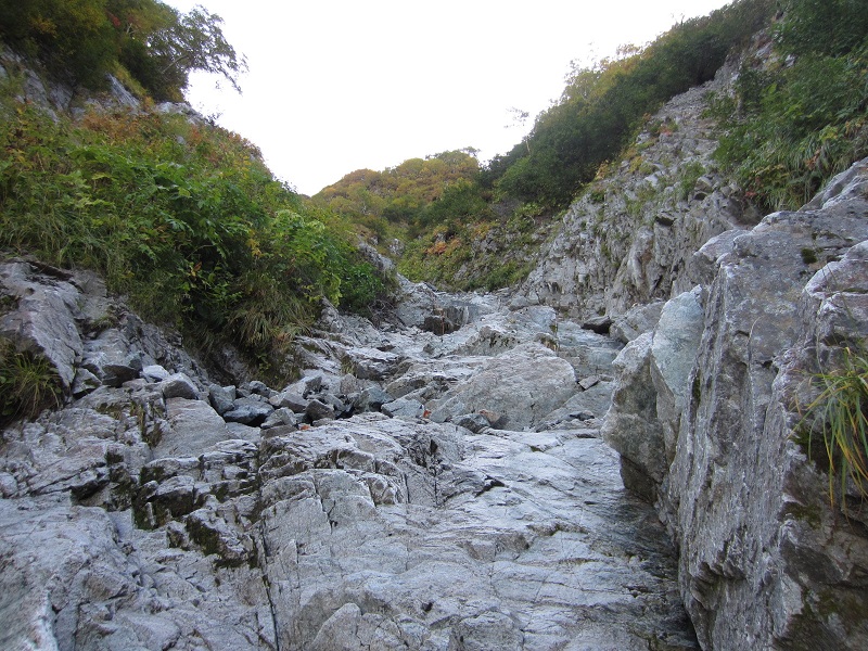 剱岳の東大谷（ひがしおおたん）
※大昔とは無雪渓の谷の様子がかなり変わったようです
東大谷の雪渓が消える昨今、ほとんど無雪の状態で入りたかったのでした
チャンスは年に数回のみ
ビバークのつもりでしたが、下界の仲間から50mm/Hの雨が降るとの情報
翌日、日帰りで右俣を下降し中間で撤退