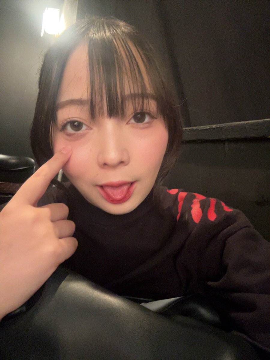 waco_ioo2's tweet image. #結座片道切符 
本日3日目！

18:00よりソワレ公演です🌙
本日雨でお足元悪いですが、お気をつけていらっしゃいませ🙂‍↕️

なぞのべー。私服だからね。
あゆかがしなそうな顔。