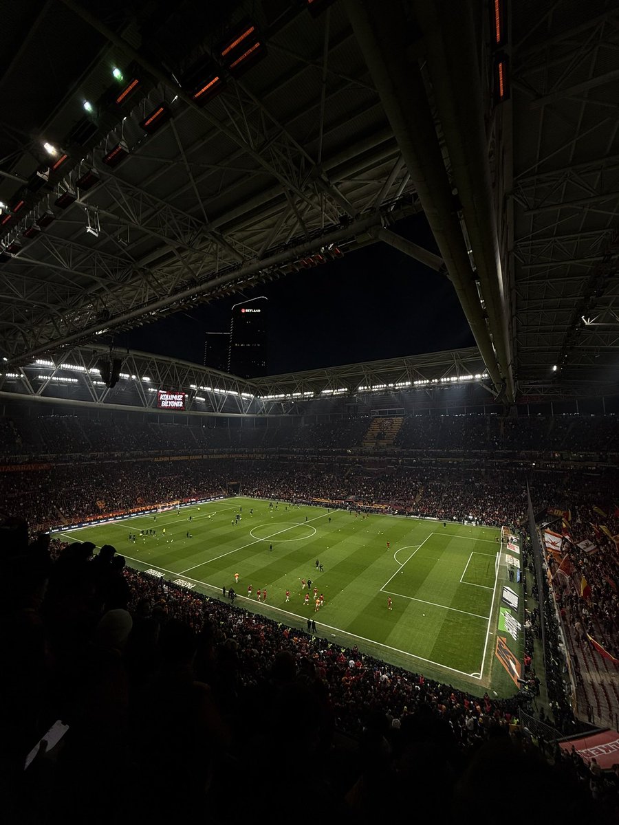 Galatasaray - Beşiktaş maçına Doğu Üst GİŞE ALTI 🔻 fiyatından bilet bulunur. QR #bilet #kombine #devir #gsbilet #galatasaray #galatasaraybilet