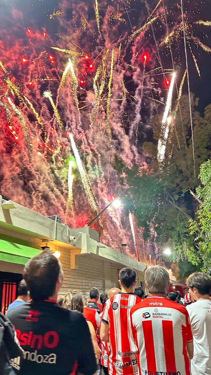 SebaaArancibia's tweet image. La fiesta desde la calle.

La gente de San Martin está totalmente loca 🤯👈🏻 🇦🇹