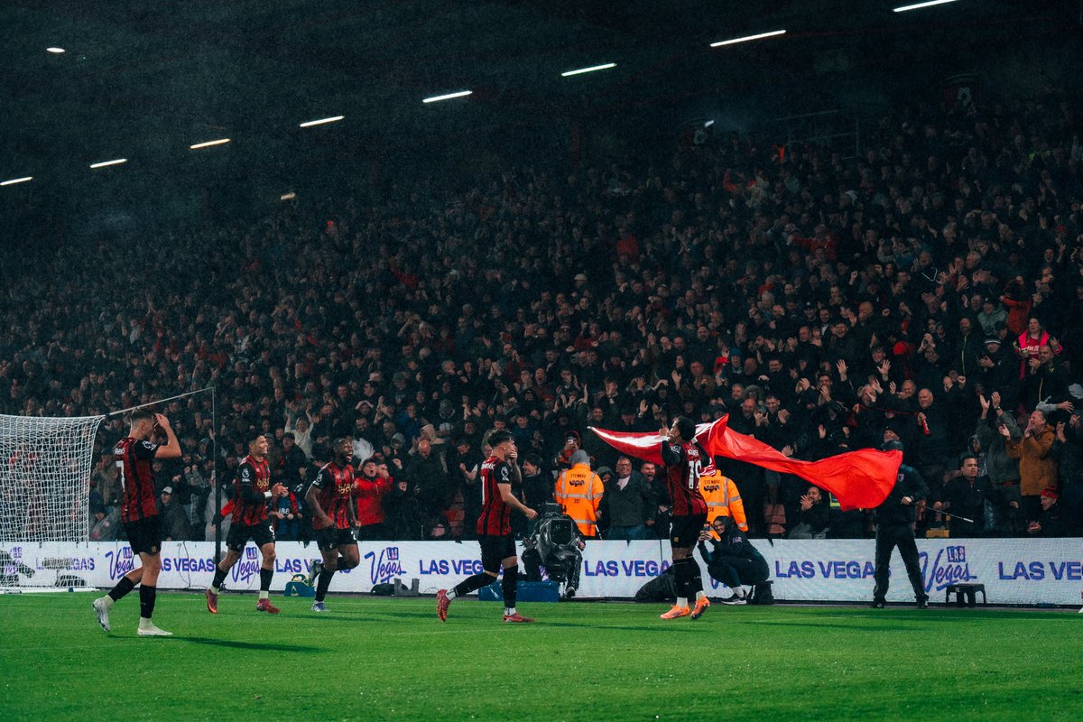 mitchperyer's tweet photo. under the lights, bournemouth v fulham 📸 photographed by me. https://t.co/GtCjaHXLK4