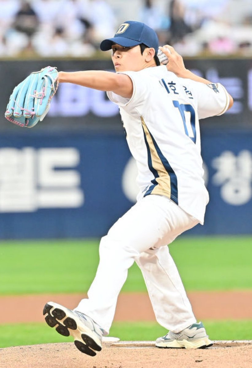 hovely328's tweet photo. 표정봐 너무 멋있어🥹
[사진] 이호원, NC 다이노스 승리 기원 시구 (출처 : 네이버 스포츠) https://t.co/FYMkTywwKW https://t.co/rLNqqp6zfu