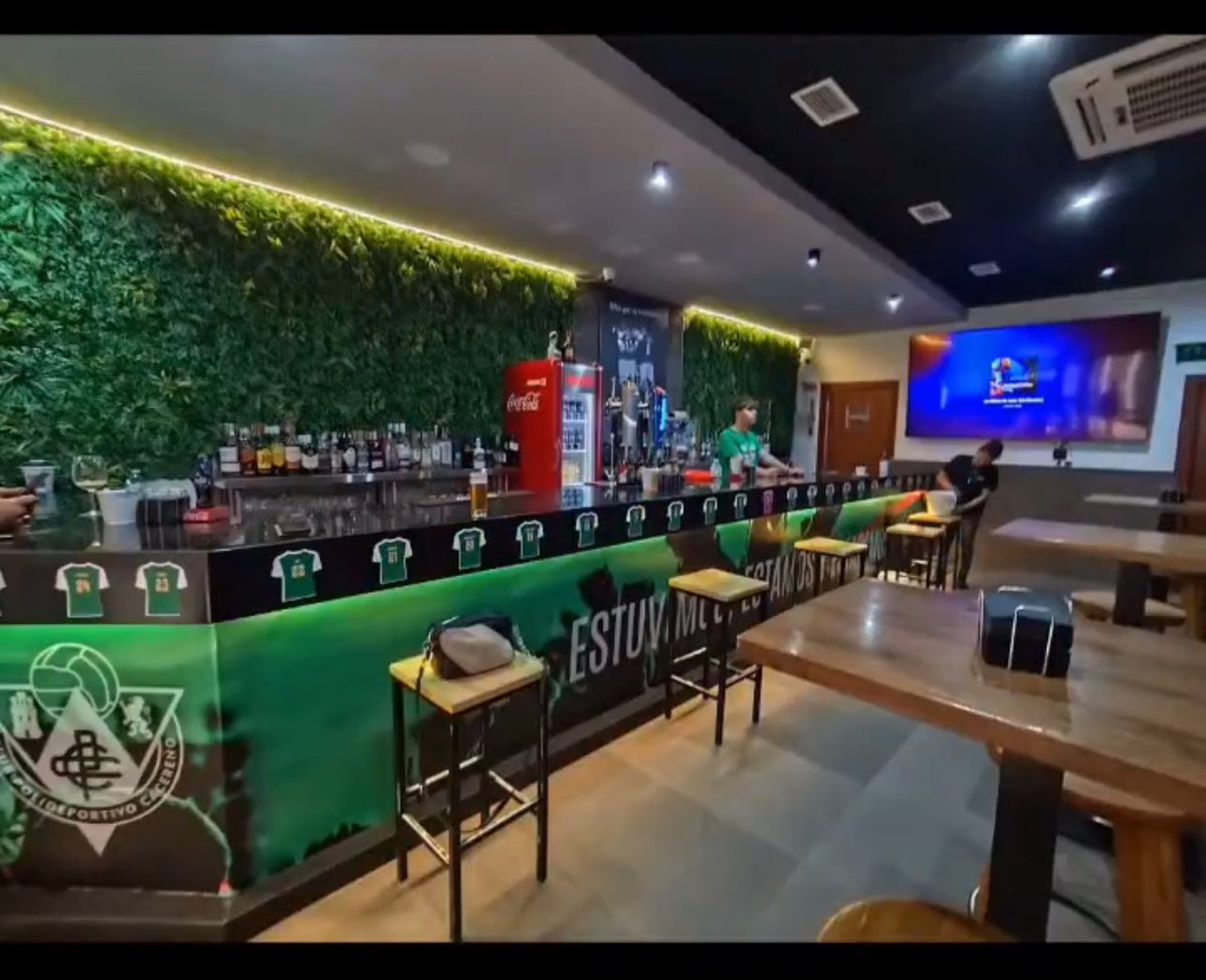 Tienen el diseño del mejor autobús de la categoría, están poniendo un estadio a la altura del fútbol profesional, cuentan con una tienda oficial chulisima en pleno centro de Cáceres y ahora..

🟢 El <a href="/CPCacerenoSAD/">CP Cacereño 🟢🐉</a> cuenta con el propio bar oficial en la ciudad 

👏🏻 Sin palabras.