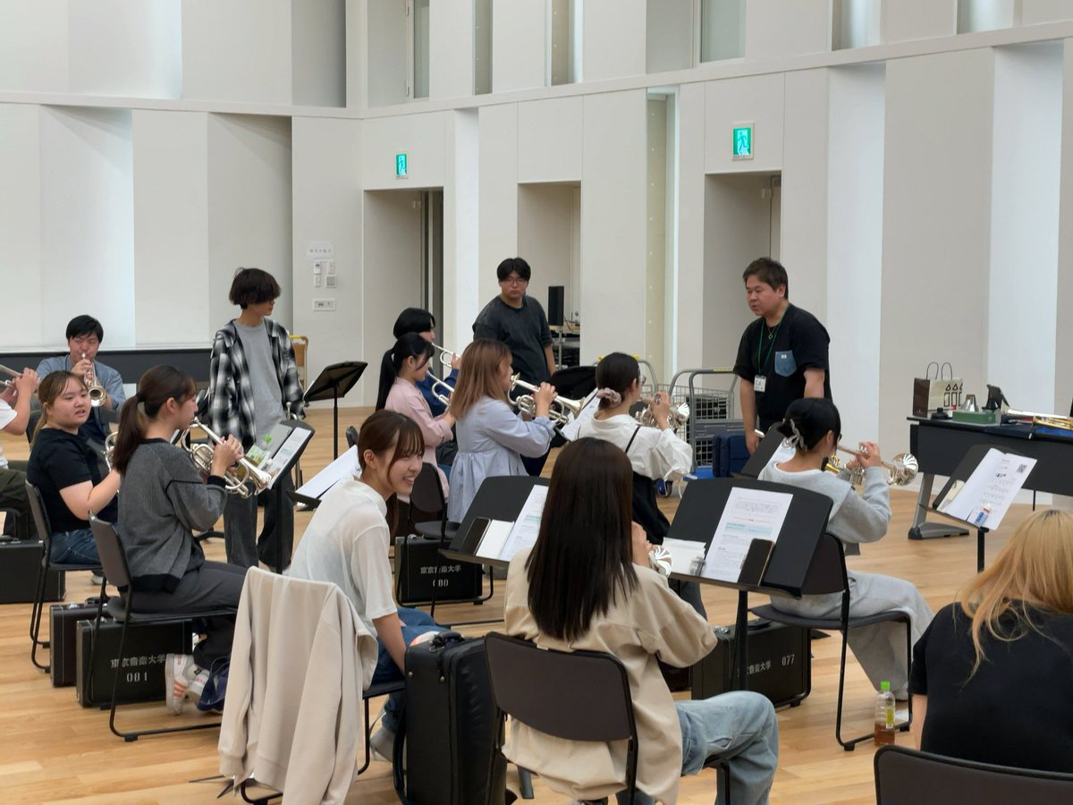 tcm_BandAcademy's tweet image. #東京音楽大学 #吹奏楽アカデミー 専攻 今回の楽器別指導法は、#荻原明 先生による #トランペット の授業でした。吹奏楽で使用される楽器やミュートの種類を学びました。
そして、お手入れの仕方を教わり実際に演奏してみました。正しいアンブシュアや指導の際に役立つ話しを沢山していただきました。