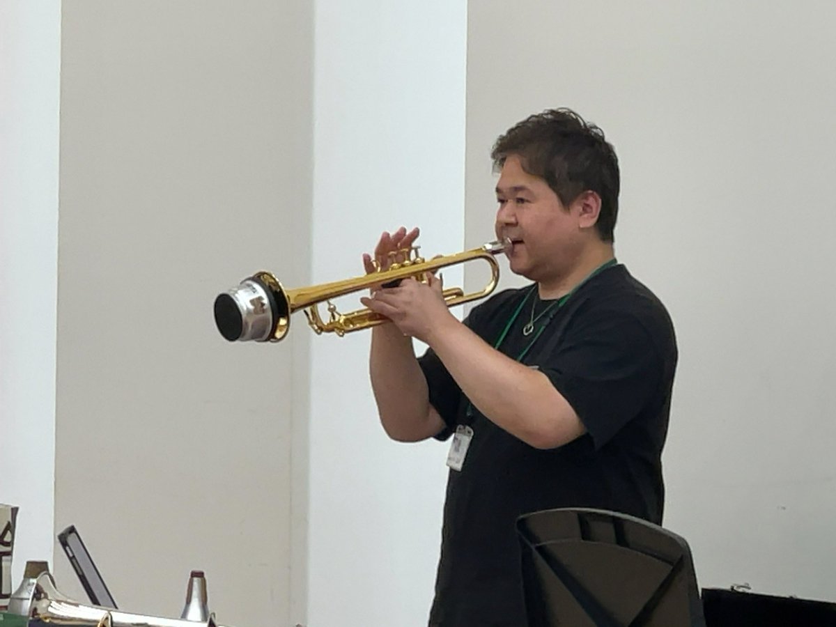 #東京音楽大学 #吹奏楽アカデミー 専攻 今回の楽器別指導法は、#荻原明 先生による #トランペット の授業でした。吹奏楽で使用される楽器やミュートの種類を学びました。
そして、お手入れの仕方を教わり実際に演奏してみました。正しいアンブシュアや指導の際に役立つ話しを沢山していただきました。