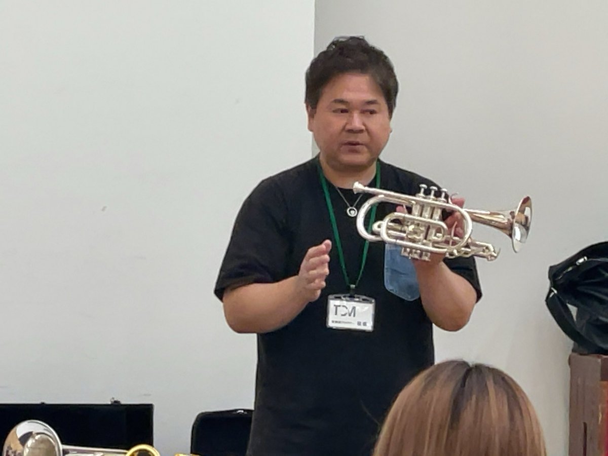 tcm_BandAcademy's tweet image. #東京音楽大学 #吹奏楽アカデミー 専攻 今回の楽器別指導法は、#荻原明 先生による #トランペット の授業でした。吹奏楽で使用される楽器やミュートの種類を学びました。
そして、お手入れの仕方を教わり実際に演奏してみました。正しいアンブシュアや指導の際に役立つ話しを沢山していただきました。