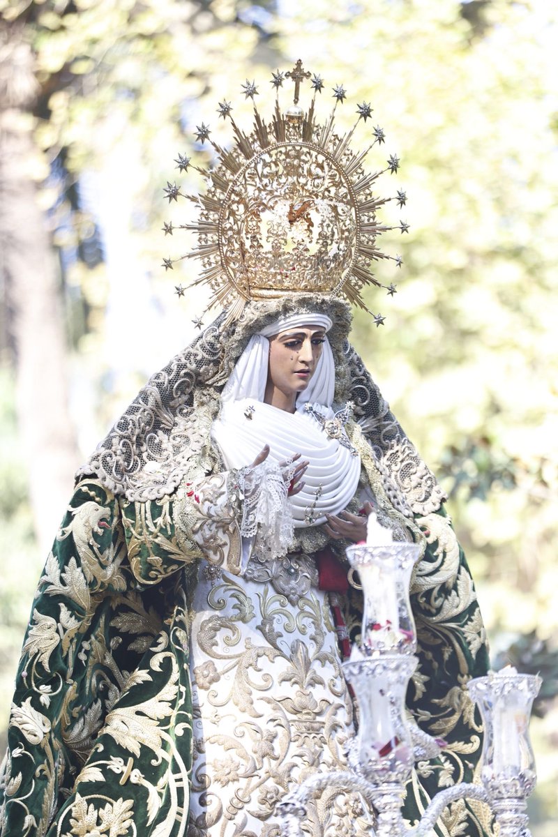 EspDeTriana's tweet photo. [11:24] Una imagen para la historia de nuestra hermandad: Nuestra Señora de la
Esperanza, a las puertas de la Plaza de España, portada por el @EjercitoTierra

#LaMisiónDeLaEsperanza #EsperanzaDeTriana https://t.co/aed0KgZW44