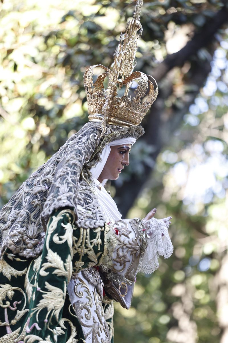 EspDeTriana's tweet photo. [11:24] Una imagen para la historia de nuestra hermandad: Nuestra Señora de la
Esperanza, a las puertas de la Plaza de España, portada por el @EjercitoTierra

#LaMisiónDeLaEsperanza #EsperanzaDeTriana https://t.co/aed0KgZW44