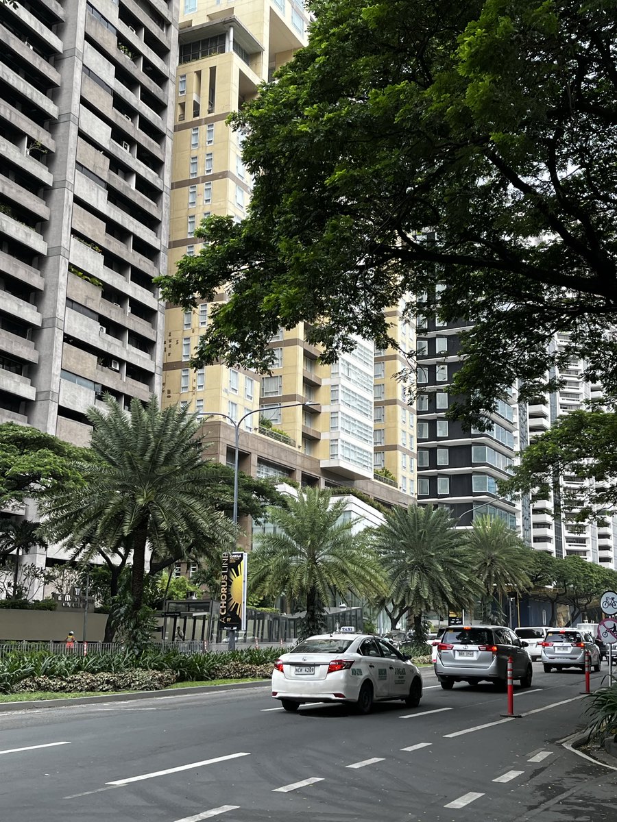 sergi_tron's tweet image. makati stroll