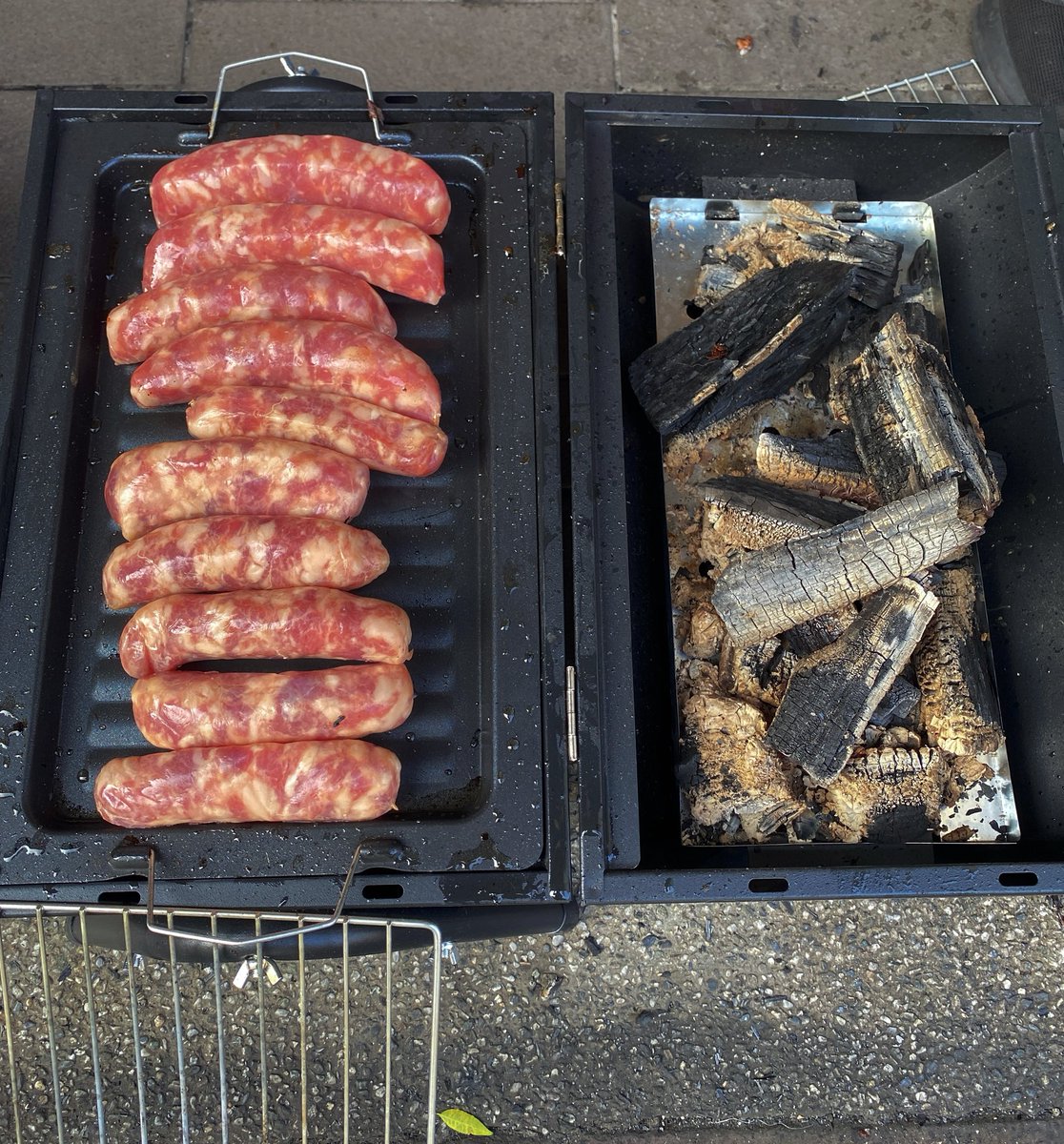 Deng_Weini's tweet photo. 人生第一次白天烤肉🍖
我們什麼不多香腸最多🤣

#烤肉

#中秋節快樂 https://t.co/BVtgNhfxIF