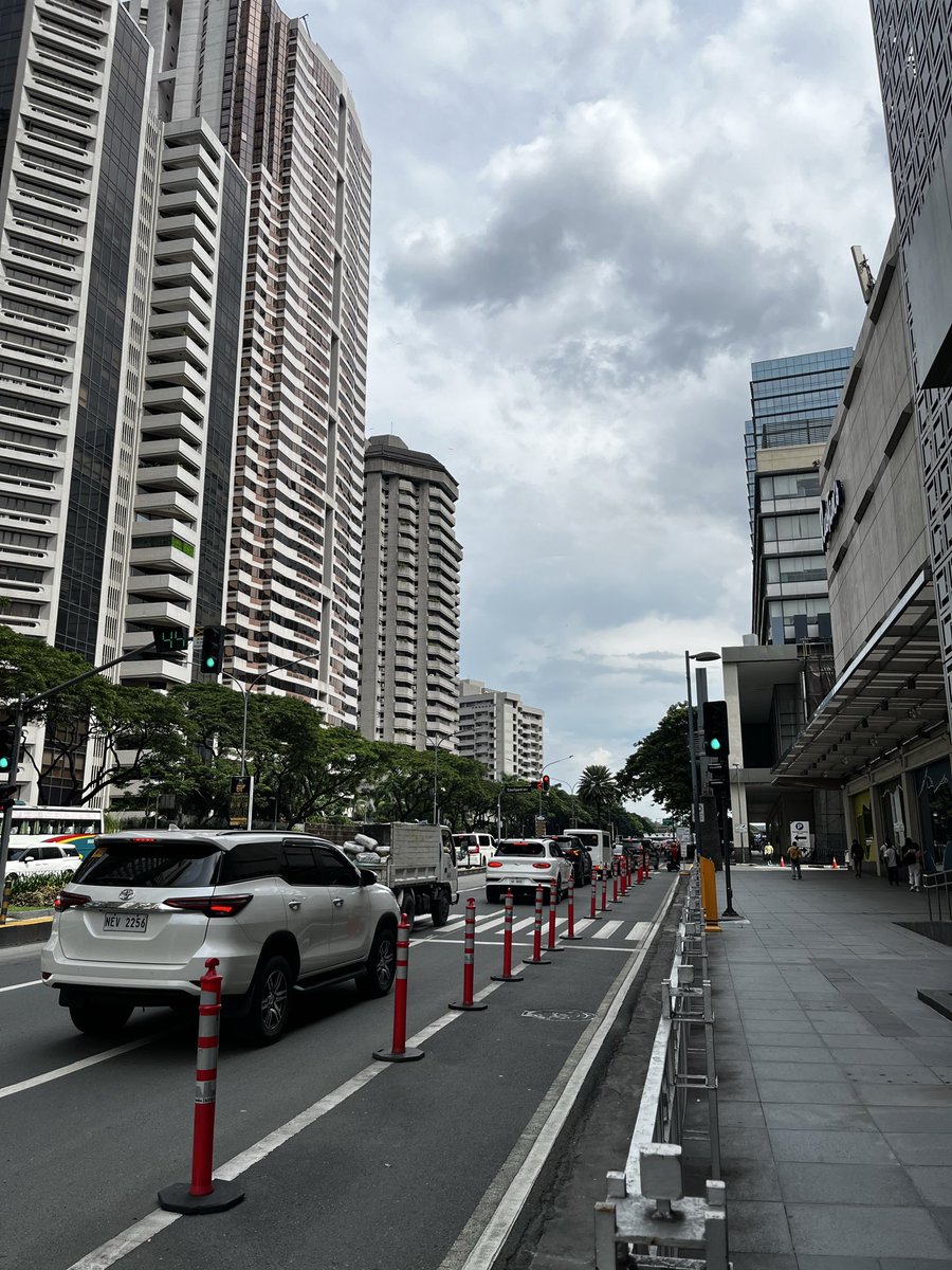 sergi_tron's tweet image. makati stroll