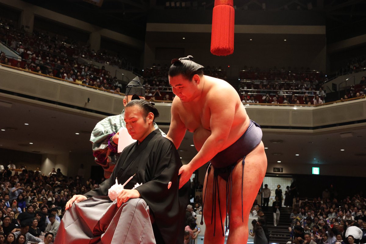 貴景勝引退湊川襲名披露大相撲＞ 断髪式の様子。 横綱豊昇龍、横綱大の