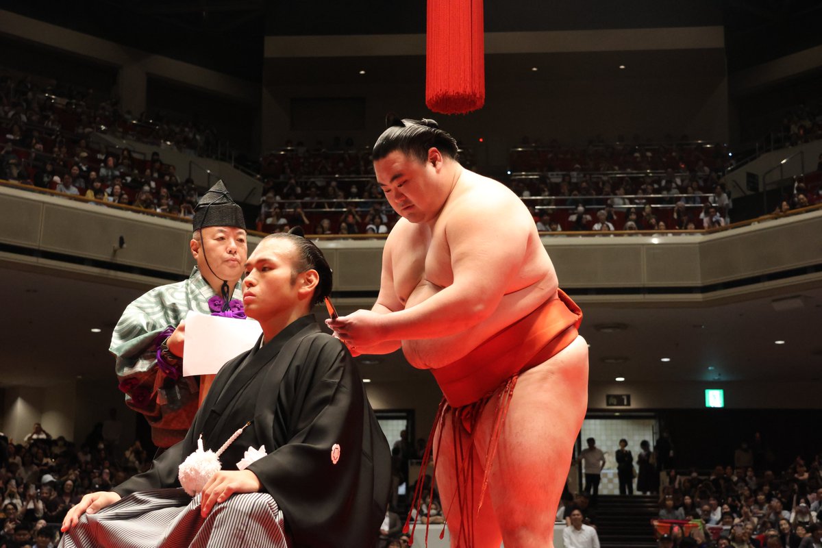 貴景勝引退湊川襲名披露大相撲＞ 断髪式の様子。 横綱豊昇龍、横綱大の