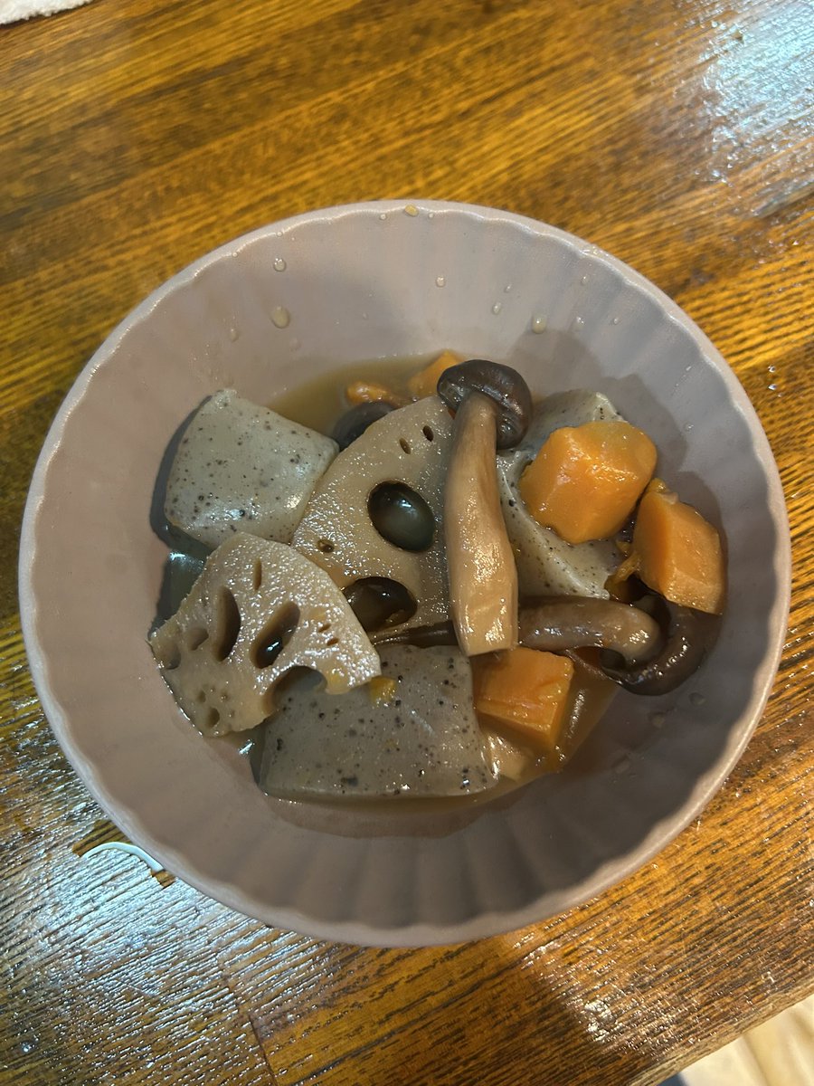 ayanokobune's tweet photo. 今週のママのお通しはは
蒟蒻と蓮根と人参、シメジのピリ辛煮です。
美味しいよ😋 https://t.co/zHVq65JuQI