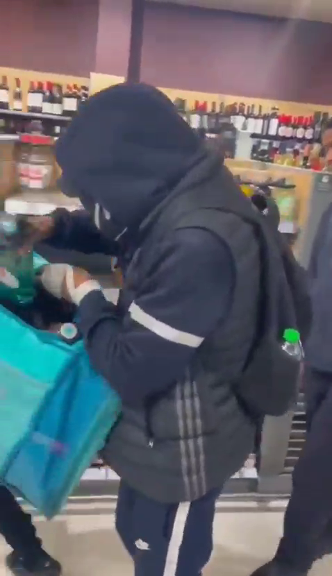 В лондонских алкомаркетах теперь царит настоящая свобода, поскольку власти просят администрации магазинов не оказывать сопротивления при ограблениях.