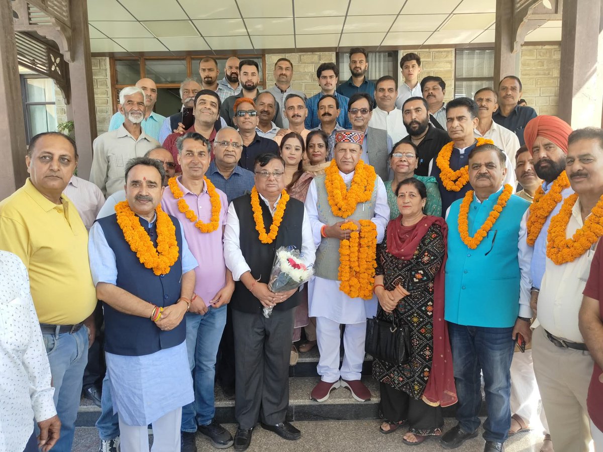 rajeevbindal's tweet image. आज सोलन सर्किट हाउस पहुंचने पर पार्टी पदाधिकारियों एवं कार्यकर्ताओं द्वारा किये गये स्वागत-अभिनन्दन के लिए हृदय से आभार।