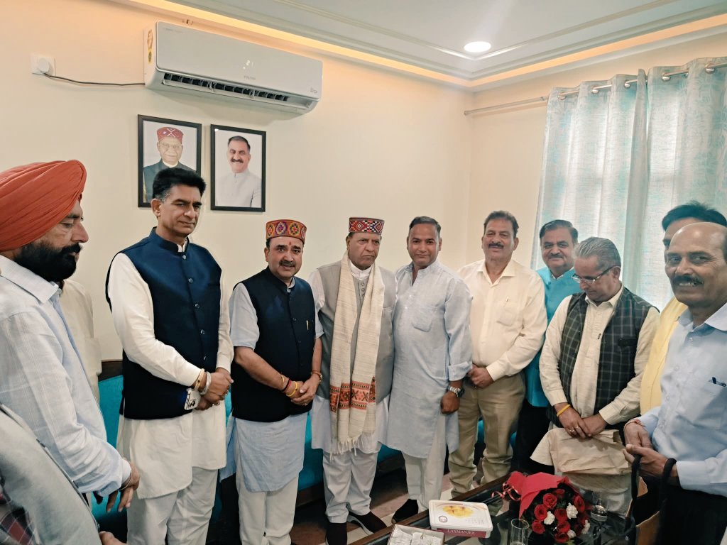 rajeevbindal's tweet image. आज सोलन सर्किट हाउस पहुंचने पर पार्टी पदाधिकारियों एवं कार्यकर्ताओं द्वारा किये गये स्वागत-अभिनन्दन के लिए हृदय से आभार।