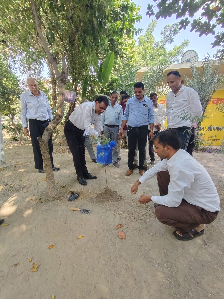 BSNL_RJ's tweet photo. #बीएसएनएल. का रजत जयंती समारोह बी.एस.एन.एल. श्याम नगर कार्यालय, श्रीगंगानगर में बड़े ही उत्साह और उल्लास के साथ अधिकारियों एवं कर्मचारियों द्वारा मनाया गया। इस अवसर पर कार्यक्रमों का आयोजन किया गया।  

➡️प्रारंभ में सभी अधिकारियों एवं कर्मचारियों ने मिलकर बी.एस.एन.एल. की यात्रा पर आधारित एक वीडियो देखा। तत्पश्चात प्रचालन क्षेत्र प्रमुख श्री एल.सी. सहारण ने समस्त स्टाफ को रजत जयंती की शुभकामनाएँ दीं तथा अपना उद्बोधन प्रस्तुत किया। इसके साथ ही सभी कर्मचारियों ने माननीय सीएमडी महोदय का संदेश एवं संबोधन भी सुना।  
➡️इसके उपरांत ब्रह्माकुमारी संस्था, श्रीगंगानगर द्वारा बी.एस.एन.एल. कार्मिकों के लिए एक विशेष मेडिटेशन कैंप आयोजित किया गया।  
➡️रजत जयंती के उपलक्ष्य में एक प्रेस कॉन्फ्रेंस भी आयोजित की गई, जिसमें प्रचालन प्रमुख श्री सहारण ने पत्रकारों के प्रश्नों के उत्तर दिए।  
➡️इस अवसर पर बी.एस.एन.एल. श्रीगंगानगर के उत्कृष्ट कार्य करने वाले कर्मचारियों को सम्मानित किया गया।  
➡️पर्यावरण संरक्षण के संदेश के साथ प्रचालन प्रमुख श्री एल.सी. सहारण द्वारा पौधारोपण किया गया।  
➡️रजत जयंती के अवसर पर प्रचालन प्रमुख श्री सहारण एवं स्टाफ द्वारा जरूरतमंदों को फूड पैकेट भी वितरित किए गए। 
#25YearsofBSNL #BSNL