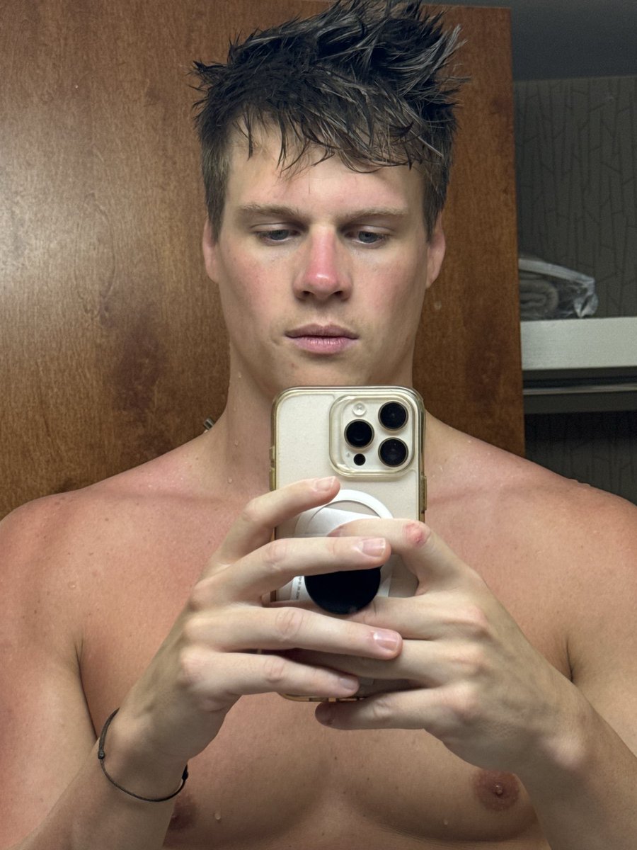 Kylecapener's tweet photo. Hawai’i. Single. 5’5. Sunburned on nose. https://t.co/SozKd2wUa5