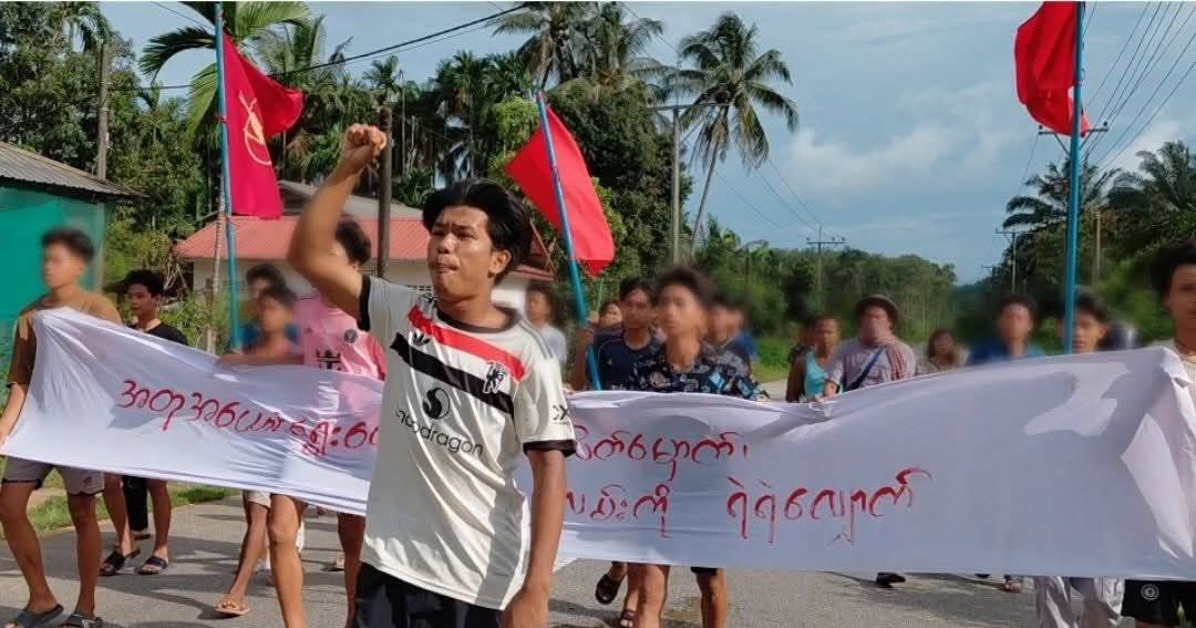 HtetHtet394838's tweet photo. In Tanintharyi Region, the DDMSC led a peaceful anti-coup protest march today. Their banner read: "Boycott fake election, march bravely on federal road."
#DaweiProtest
#2025Oct3Coup
#WhatsHappeningInMyanmar https://t.co/Q7cvdlmiQP