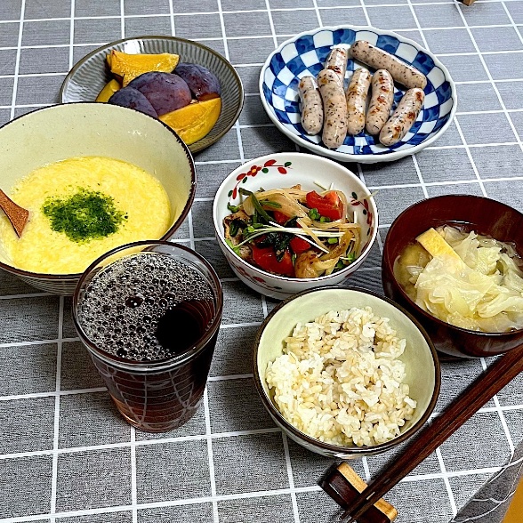 とろろご飯、キャベツ長ねぎ薄揚げのお味噌汁、ゆかりウインナー、きのう恋人が作ったヤムウンセン風サラダ、プルーン。
実家便でもらったネバリスター、とろろご飯にしたら美味しかった🍚😋
#朝ごはん #Twitter家庭料理部 #お腹ペコリン部 #おうちごはん