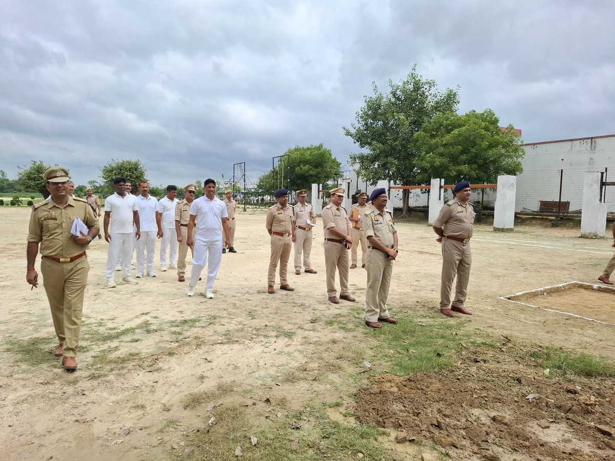 आज पुलिस प्रशिक्षण विद्यालय, सुल्तानपुर के अधिकारियों, कर्मचारियों और प्रशिक्षणार्थियों को पुलिस महानिदेशक प्रशिक्षण श्री राजीव सभरवाल, आईपीएस महोदय का मार्गदर्शन प्राप्त हुआ.....💐🙏